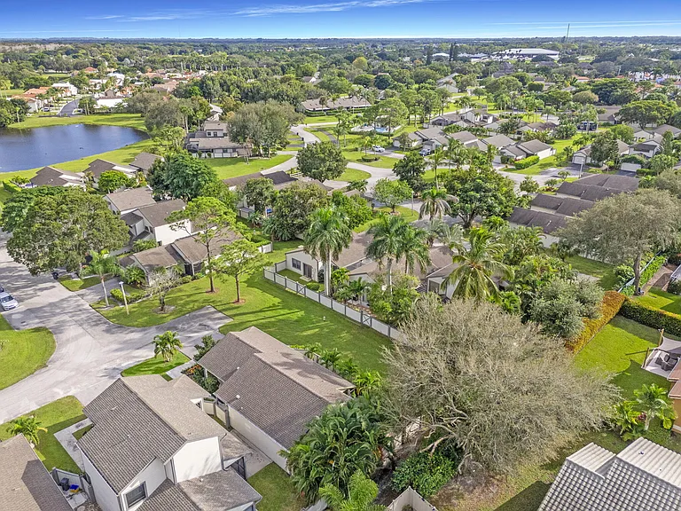 2474 Bedford Mews Dr — Photo 45