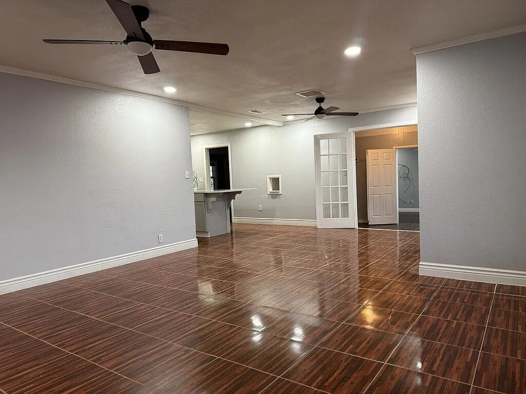 4 bed, 2.0 bath, 1944 sqft, $2,400 — Photo 2