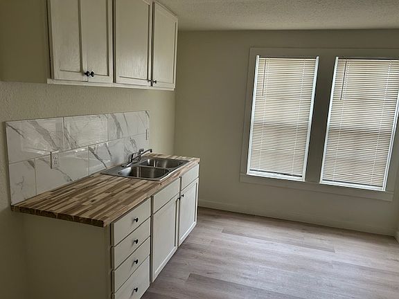 2nd image of 401 N Loop Dr