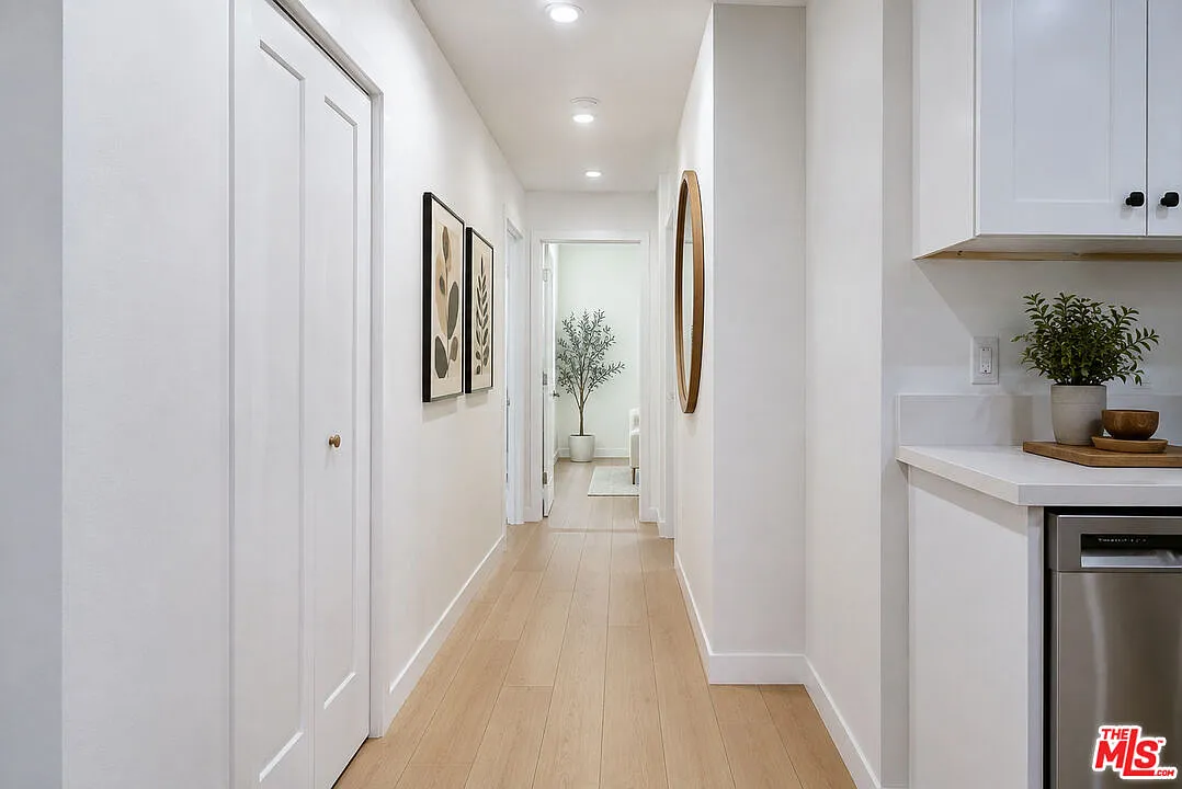 3 bed, 2.0 bath, 1000 sqft, $4,000 — Photo 4