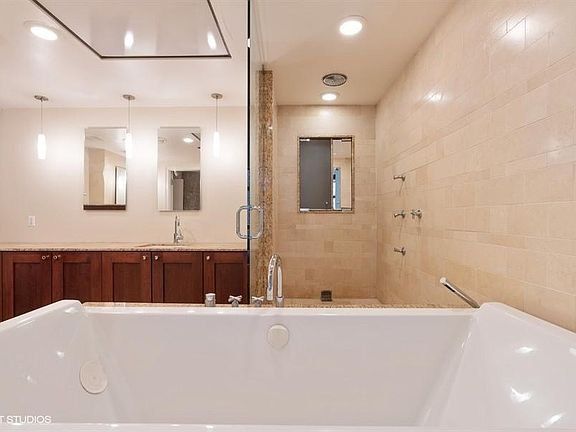 4th image of 682 N Lake Shore Dr #1218