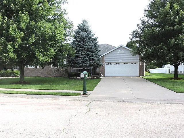 425 Hesburgh Dr photo 1
