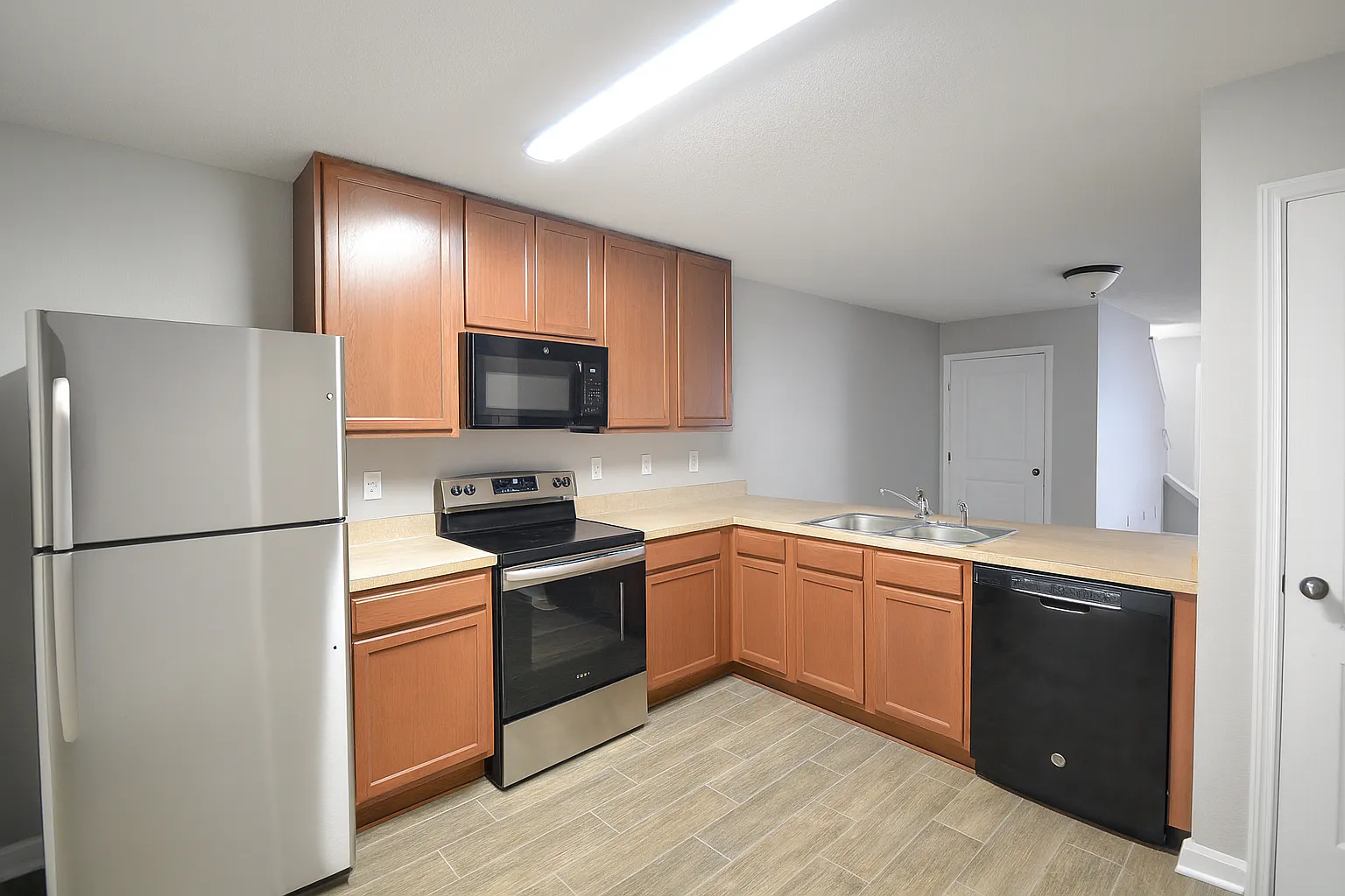 3 bed, 2.5 bath, 1548 sqft, $1,600 — Photo 2