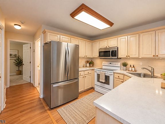 3rd image of 10 Parkside Ct
