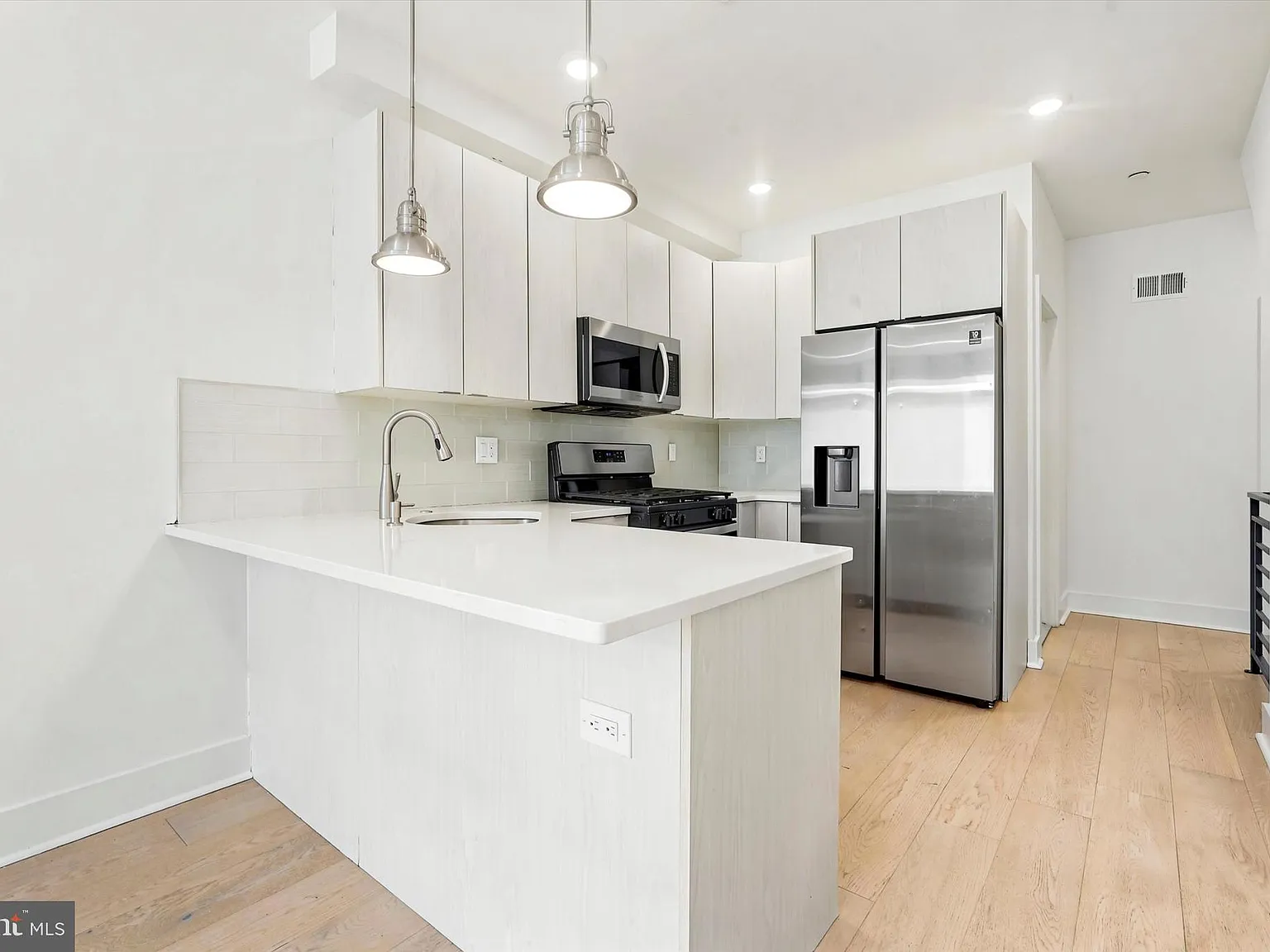 3 bed, 1000 sqft, $2,300 — Photo 4