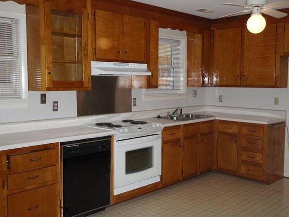 3rd image of 7952 Kenmore Dr