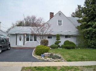 9 Squirrel Ln, Levittown, NY 11756