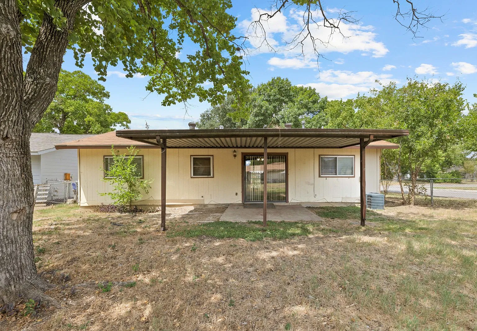 4 bed, 2.0 bath, 1274 sqft, $1,385 — Photo 4