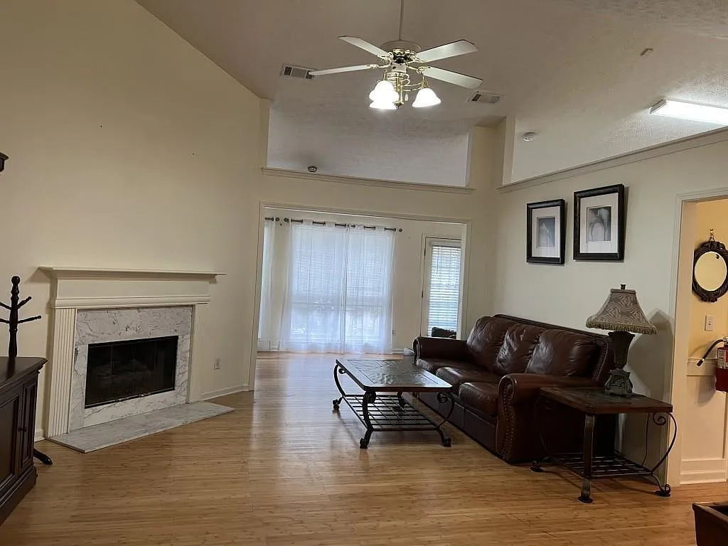 3 bed, 2.0 bath, 1766 sqft, $2,200 — Photo 2