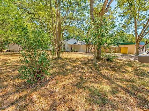 2nd image of 104 N Pecan St
