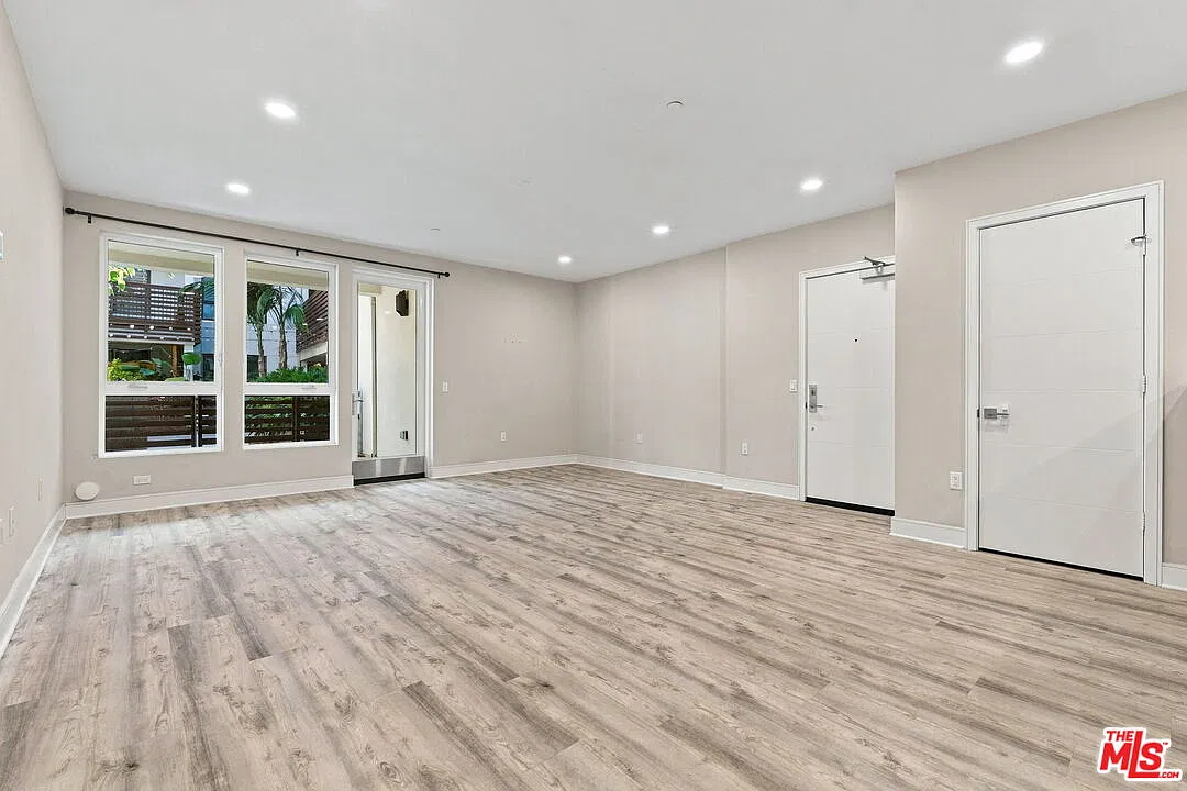 6030 S Seabluff Dr — Photo 3