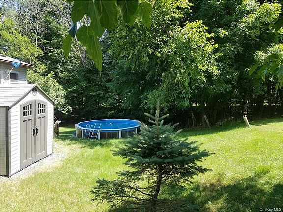 4th image of 37 Karen Joy Dr