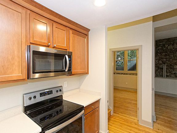 5th image of 125 Circular St APT 1