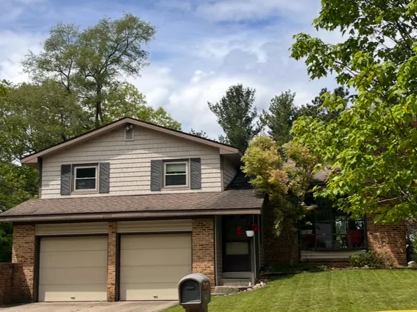 2245 Briar Hills Dr NE, Grand Rapids, MI 49505