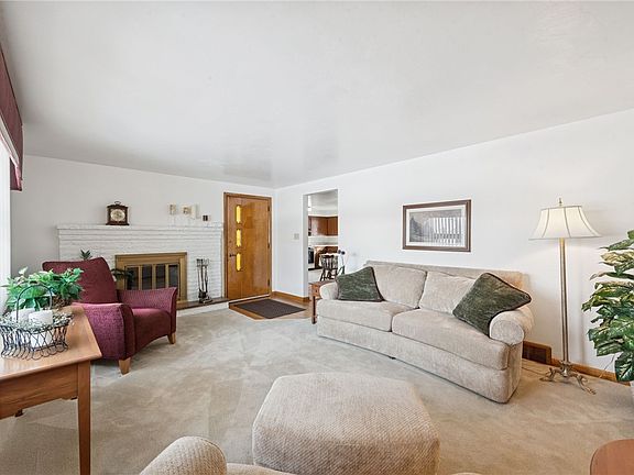 3rd image of 105 Hemlock Dr