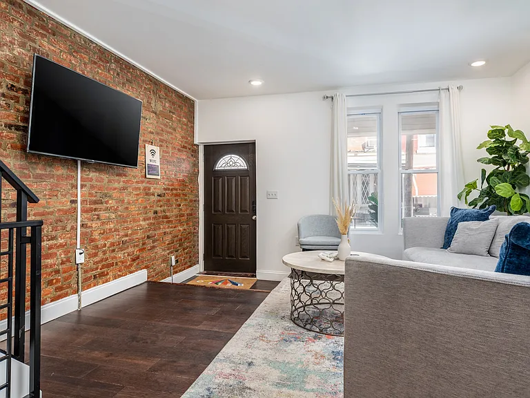 1540 N Hollywood St — Photo 2