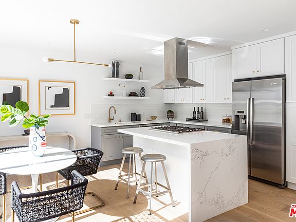 3rd image of 1041 Lincoln Blvd Unit 2