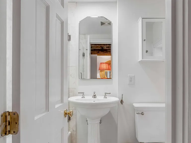 Third floor guest bath ( en suite )