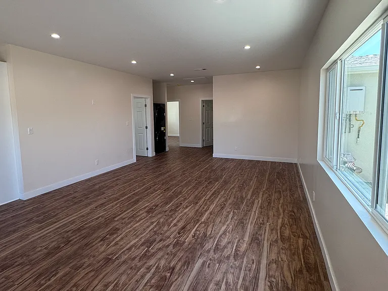 11914 Keswick St — Photo 7