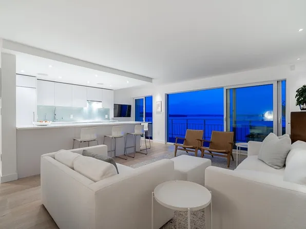 150 24th St #807, West Vancouver, BC V7V 4G8