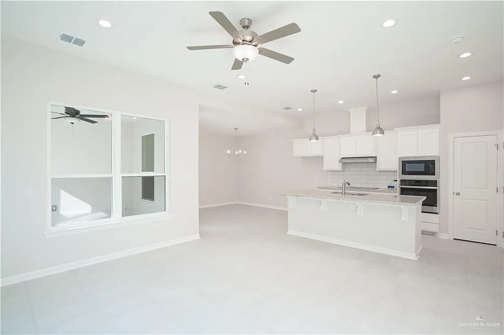 3 bed, 2.0 bath, 1418 sqft, $2,200 — Photo 3