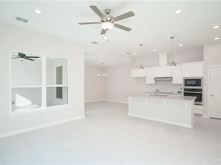 10221 N 15th St — Photo 3