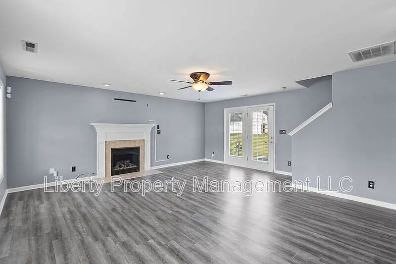 4 bed, 3.5 bath, 2100 sqft, $2,000 — Photo 4