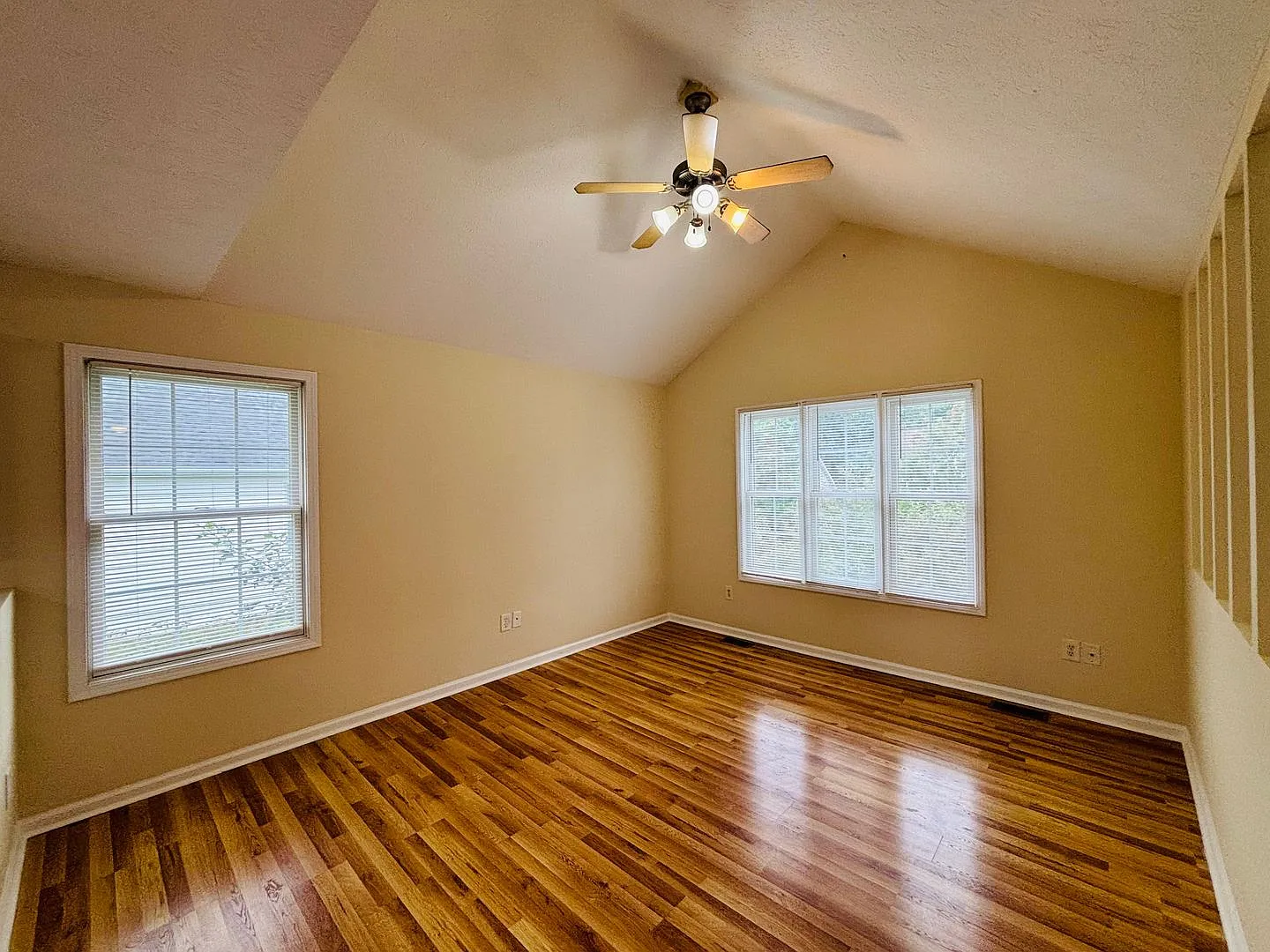 3 Bedroom 3 Bath House with 2 Car Garage — Photo 3