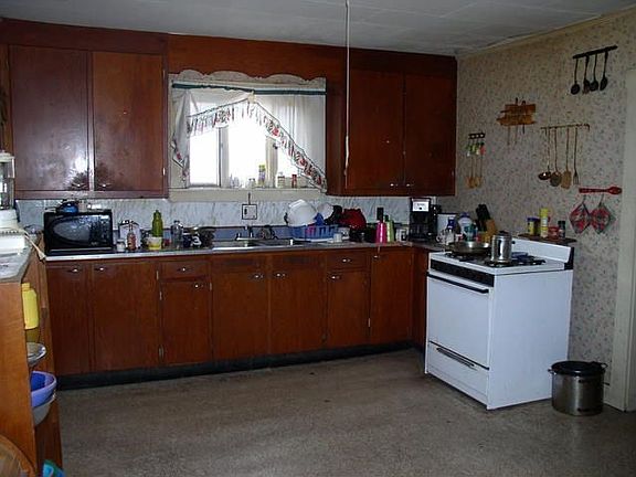 4th image of 106 Washington St