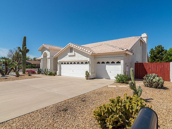 3rd image of 806 N Hill Cir