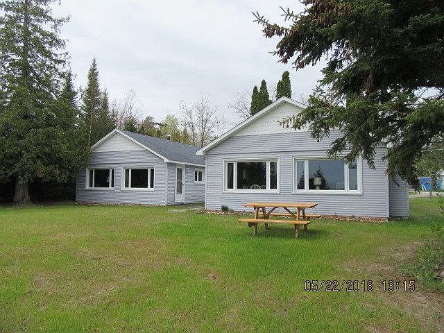 Lakeside of the cottages.