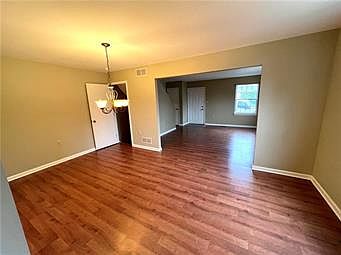 5th image of 801 Dellwood St