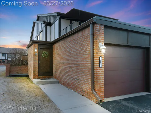 302 Country Club Dr, Saint Clair Shores, MI 48082