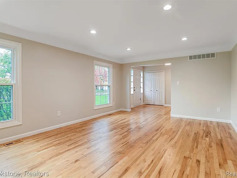 165 Woodedge Dr — Photo 24