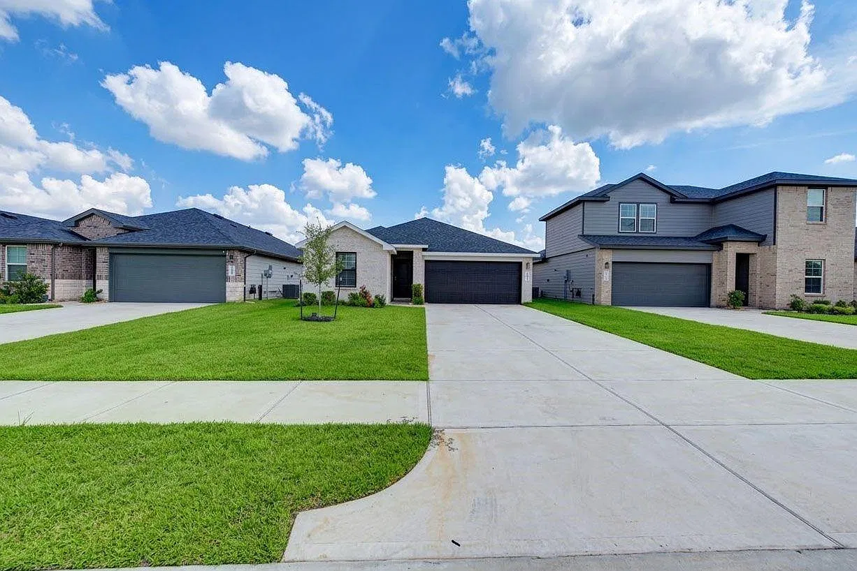 3 bed, 2.0 bath, 1638 sqft, $2,050 — Photo 3