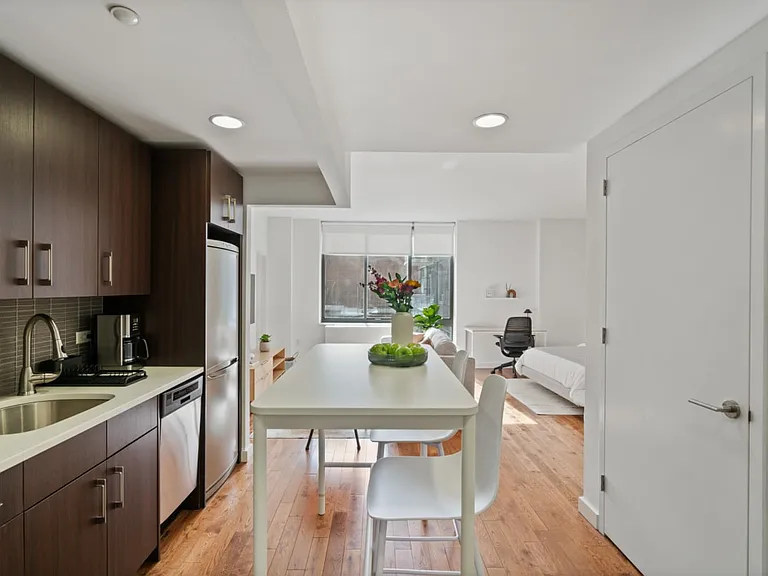 260 W 26th St #6E — Photo 3