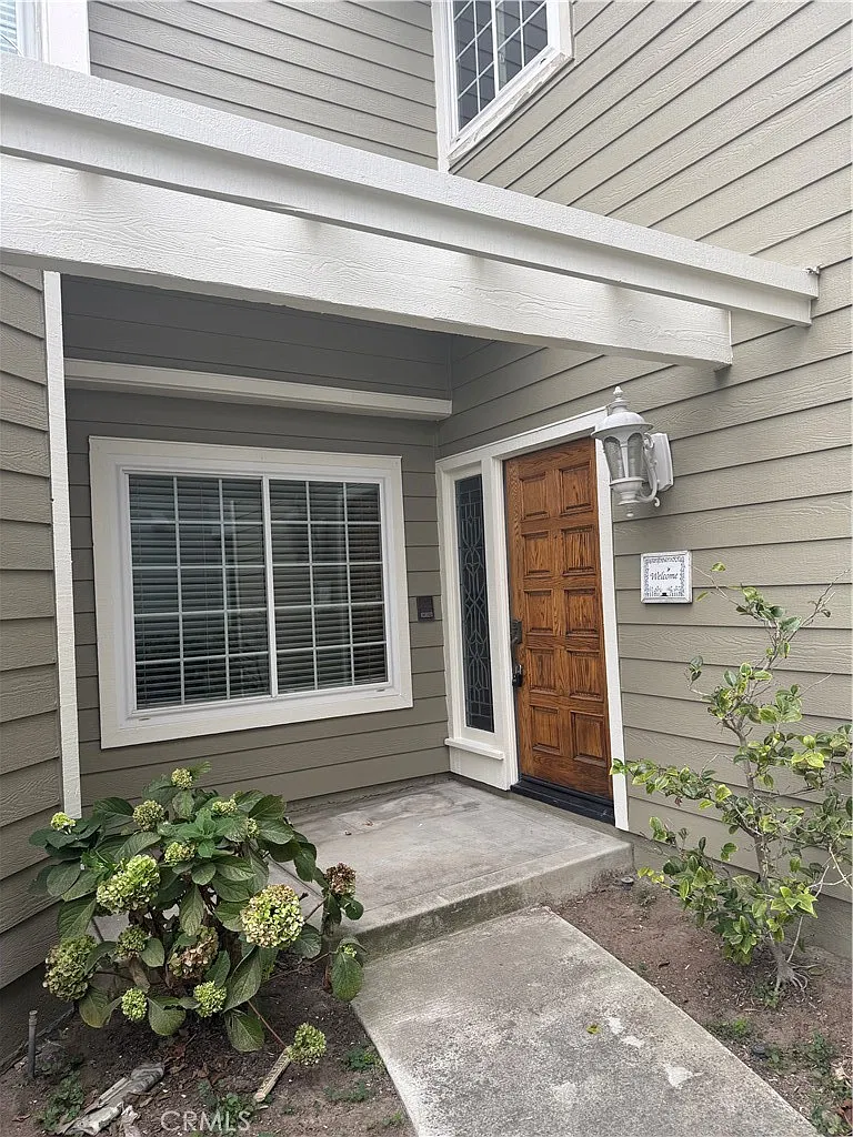 3 bed, 2.5 bath, 2090 sqft, $5,900 — Photo 2