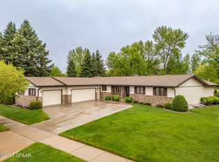 202 Leeward Hills Ln, Grand Forks, ND 58201