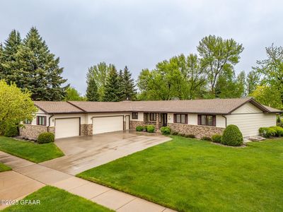 202 Leeward Hills Ln, Grand Forks, ND, 58201