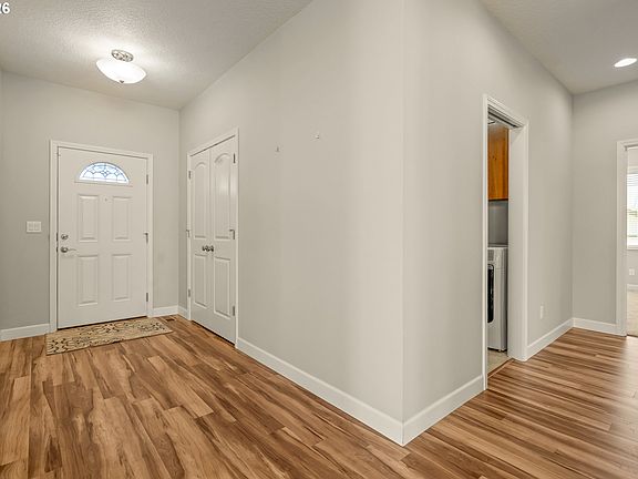 3rd image of 117 NW Canyon Creek Dr