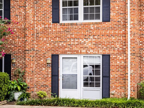 124 Chaucer Ct, Carrboro, NC 27510