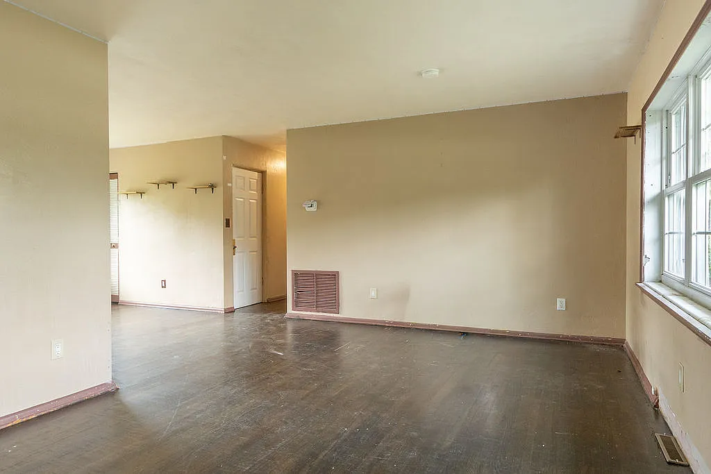 1197 N Garfield Ave - P123 - 1 — Photo 3