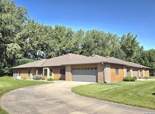 2042 Hunters Ridge Dr, Mason City, IA 50401
