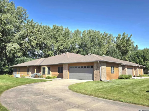 2042 Hunters Ridge Dr, Mason City, IA 50401