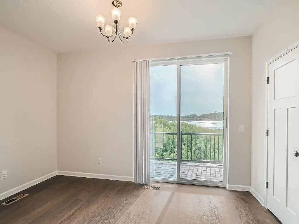 3 bed, 1942 sqft, $2,550 — Photo 3