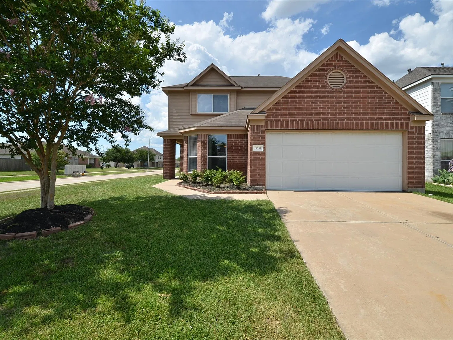 4 bed, 3.0 bath, 2301 sqft, $1,900 — Photo 2