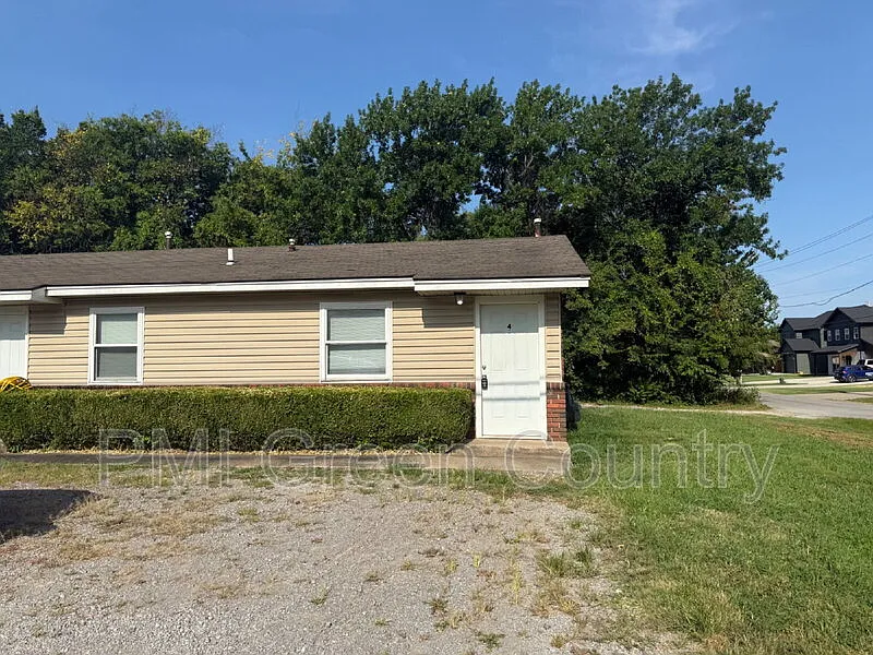 2 bed, 1.0 bath, 750 sqft, $838 — Photo 1