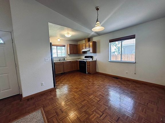 4th image of 470-615 Reservoir Way