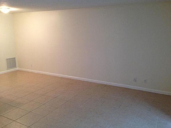 4th image of 110 N Lakeside Dr APT 6