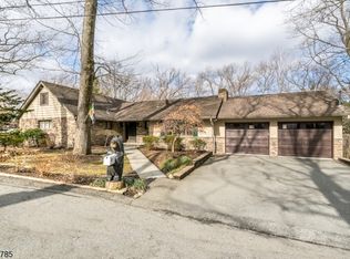 33 Overlook Rd, Bloomingdale, NJ 07403